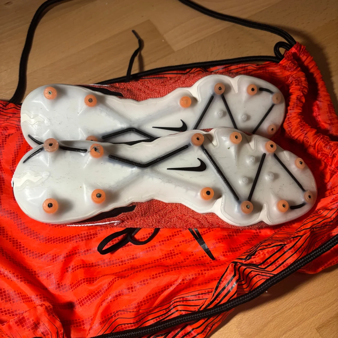 Nike Phantom fotbollsskor röd/svart - 1