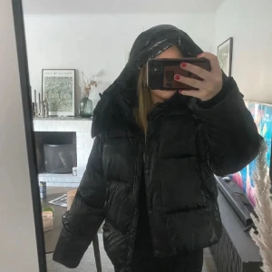Svart pufferjacka från Calvin Klein Jeans - Säljer en svart, glansig pufferjacka från Calvin Klein Jeans i storlek XS. Jackan har huva, dragkedja framtill och stora fickor. Nypris ca 3700-3900kr. Den är oversized. Priset går att diskutera☺️