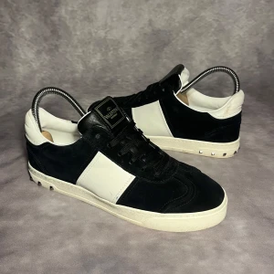 Valentino Garavani flycrew  - Otroligt snygga och sällsynta Valentino flycrew sneakers i svart mocka. Storlek är eu 39 men sitter 40 kan även sitta 41. Skorna har använts 1 gång så typ nya inga tillbehör eller og. 