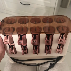 Remington värmespolar - Remington H5600 värmespolar i mycket fint skick. Komplett set med 20 spolar och klämmor i olika storlekar, perfekt för att skapa volym och lockar. Praktisk förvaring och snabb uppvärmning. De är använda en gång och köptes sommaren 24. Orginalpris var runt 600💗