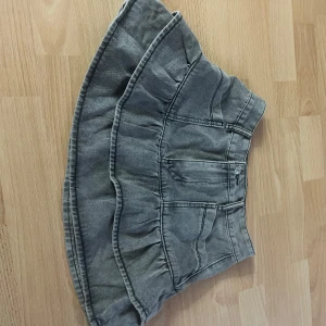 Grå volangjeanskjol  - Jätte söt volang jeans kjol, bra skick och  storlek xs.