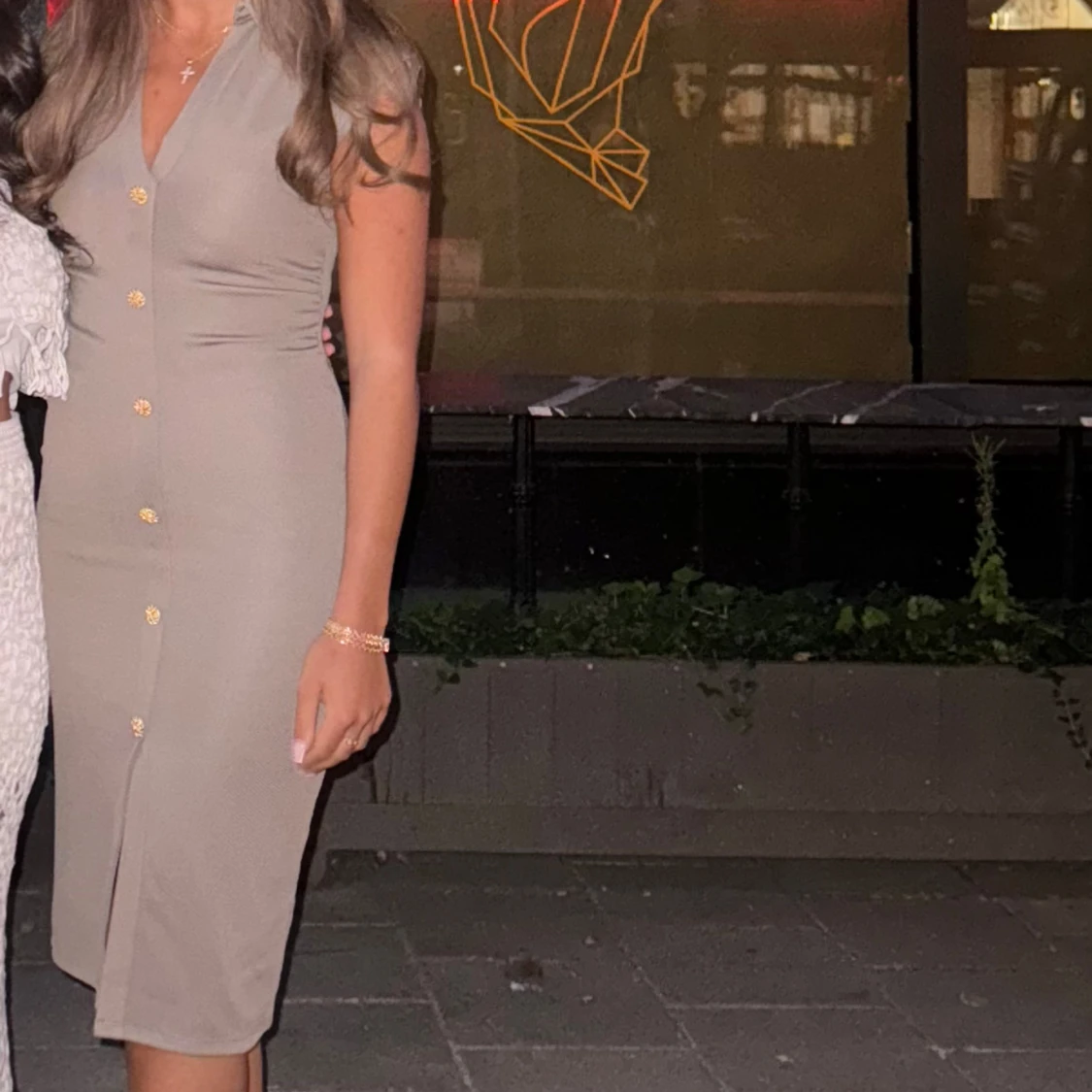 Beige knappklänning med guldknappar