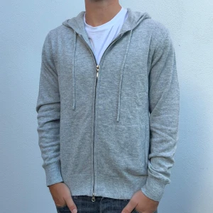 Kashmir/Merino zip hoodie - En riktigt skön Kashmir/Merino zip hoodie i storlek S! Modellen är 177cm! Använd 1 gång, därför toppskick på hoodien! Hör av dig vid frågor!🌟