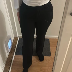 Svarta kostymbyxor med raka ben - Snygga svarta kostymbyxor med raka ben och klassisk passform. Aldrig använda och storlek är XS och längd 30 