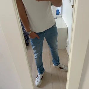 Dondup Jeans George - Dondup Jeans George! Trendigaste jeansen på marknaden. Skick 9,5/10 Nypris = 4000kr  Säljs för = 549