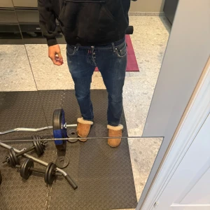Jacob Cohën blå jeans med röd patch - Snygga blå jeans från Jacob Cohën med klassisk femficksdesign och en unik röd patch i skinn baktill. Jeansen har raka ben och tydliga kontrastsömmar. Tillverkade i mjukt denimtyg för en bekväm känsla och stilren look.