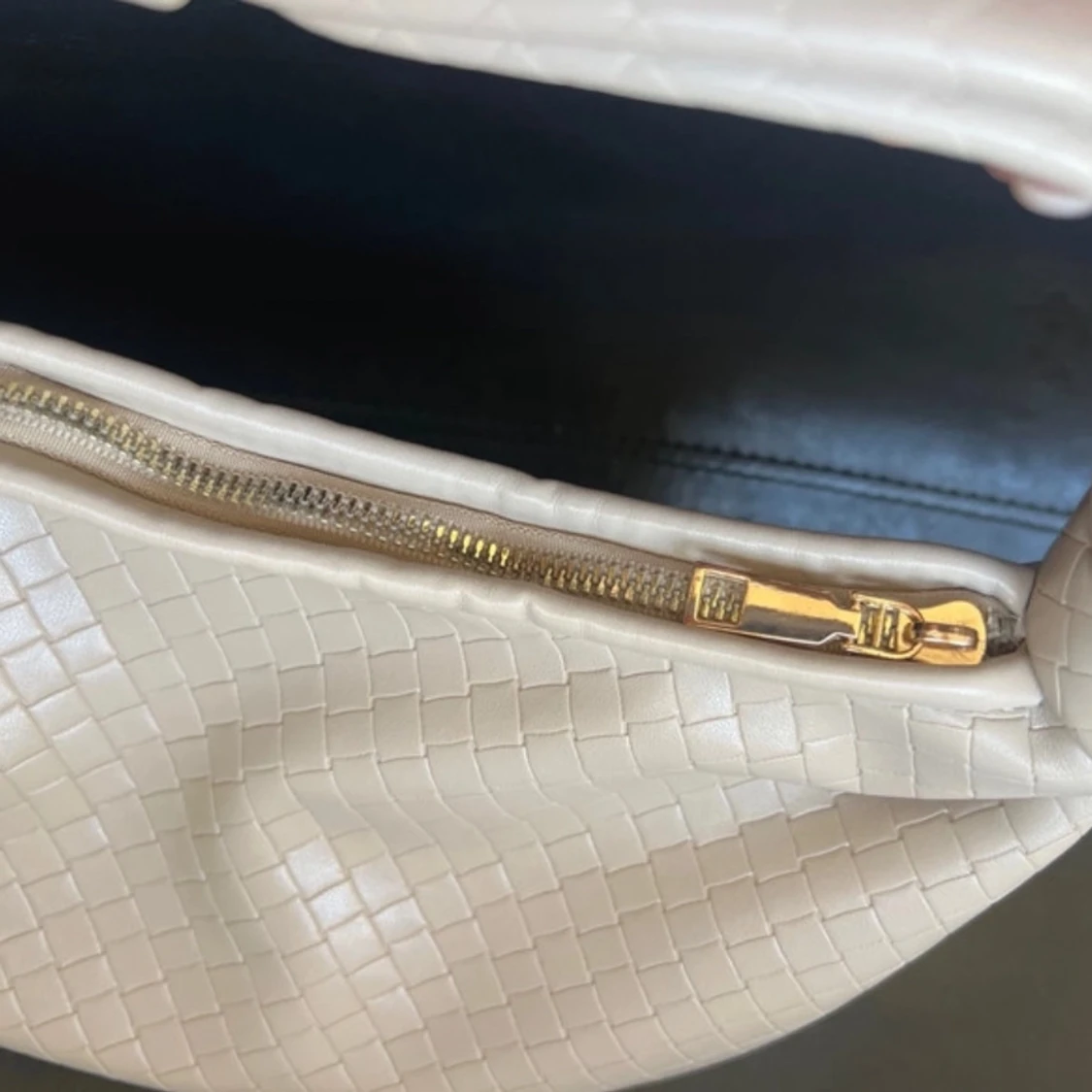 Beige axelväska i flätad look från Bubbleroom - 2