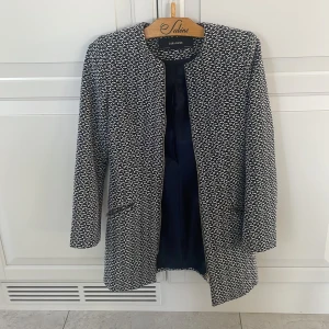 Mönstrad rock från Zara Basic - Snygg svartvit rock från Zara Basic med diskret rund halsringning. Oanvänd