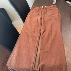 Bruna jeans från chiquelle - Snygga bruna jeans med klassisk femficksdesign och raka ben. Byxorna har bälteshällor och stängs med knapp och dragkedja. Perfekta för dig som gillar en avslappnad men stilren look.