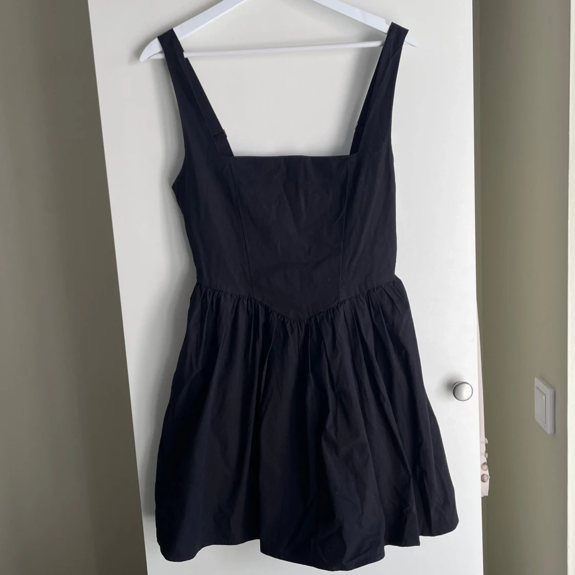 Svart kort klänning med breda axelband - 2