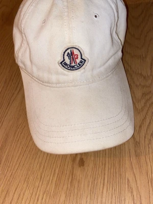 Moncler keps - Okej skick är solkblekt bara