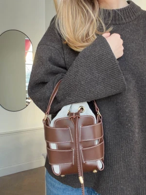 Liten väska - Denna poppis från HM helt slutsåld!! Långt axelband medföljer🤍🤍