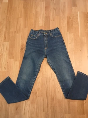 Blå Lee jeans  - Säljer ett par jeans från Lee bra skick men  de är extremt tight W28 L30 pris kan diskuteras 