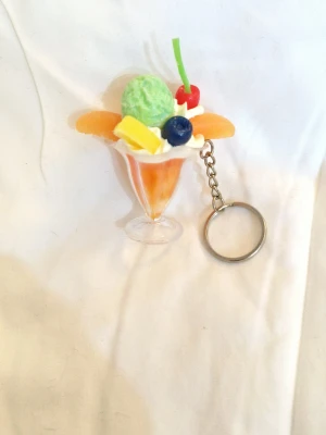Nyckelring sundae  - Bilderna visar en nyckelring formad som en glassbägare med frukt.