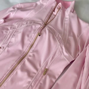 Rosa set från Lululemon - Första två bildern är lånade, jackan är i storlek 6, shortsen i storlek 2