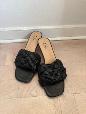 Clou sandaletter med klack - Sandaletter med liten klack från Clou. Storlek 39 men skulle säga att de också passar 38. Mycket lätta att gå i och perfekta till fest eller en utgång!  Aldrig använda utomhus så i mycket fint skick!