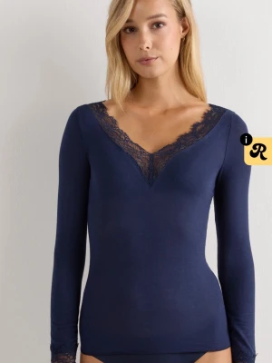 Mörkblå intimissimi tröja  - Säljer min mörkblåa intmissimi tröja med spets i bra skick i storlek M. Pris kan diskuteras!