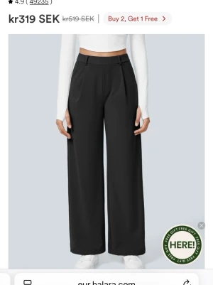 Svarta wide leg byxor från Halara - Säljer ett par svarta wide leg byxor från Halara i storlek S. Byxorna har hög midja, bälteshällor och är gjorda i mjuk polyester. Perfekta till sneakers eller boots och ger en clean och trendig look. Helt nya då jag beställde fel storlek.. nypris ca300 mitt pris 150