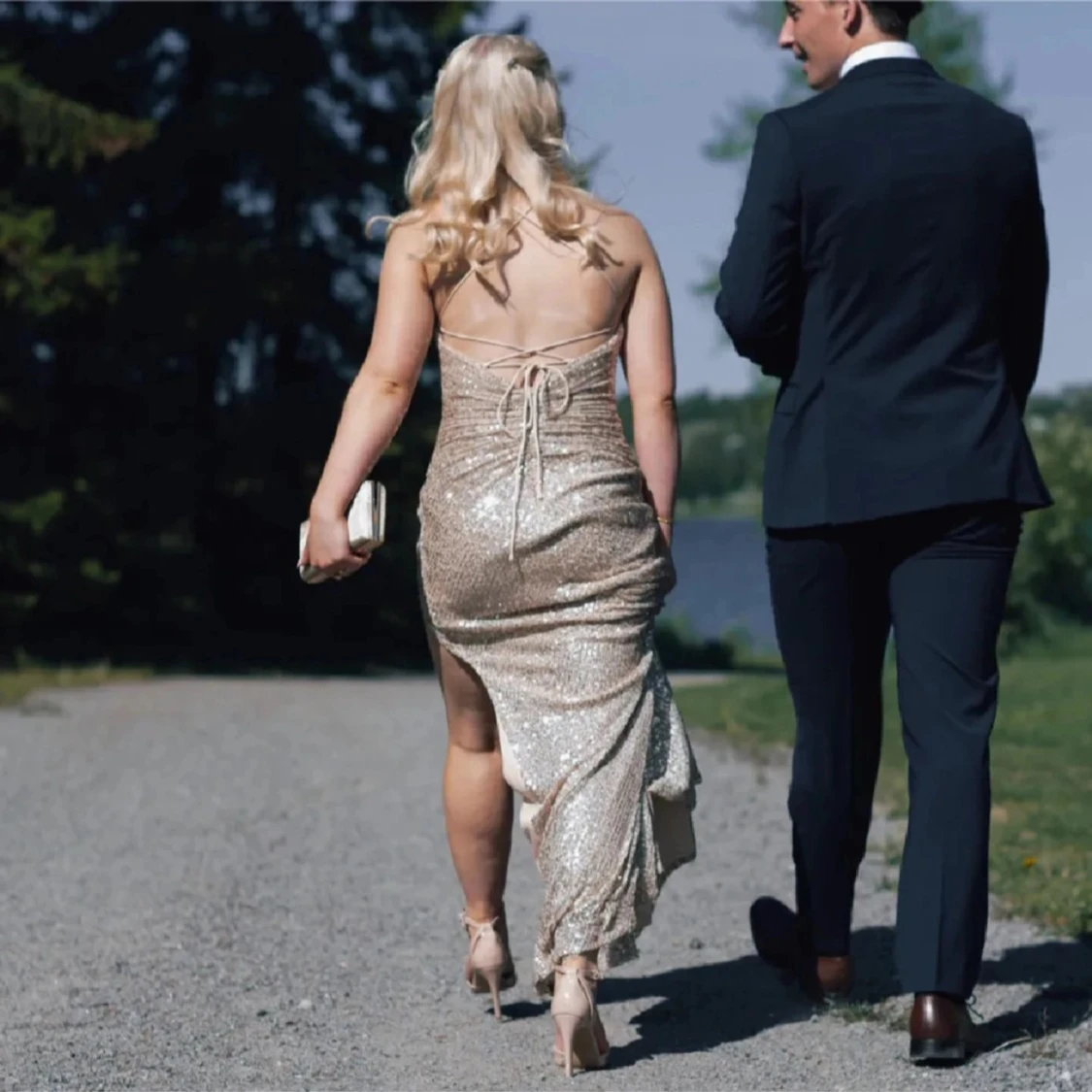 Glittrig långklänning i champagnefärg - 3