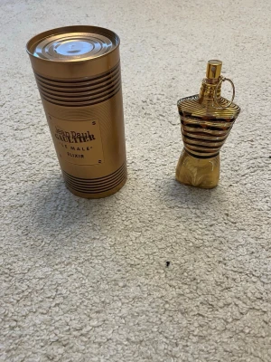 Jean Paul Gaultier Le Male Elixir - Stilren och lyxig parfym i en unik guldflaska. Volymen är 125 ml. Tillverkad i Frankrike. Perfekt för dig som vill sticka ut med en ikonisk design och stor flaska.