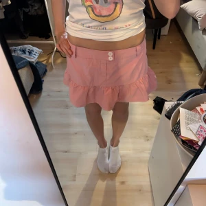 Söt ljusrosa mini/ kort vintage kjol med volang i ändan  - Söta knappar i vit och använd 1-2 ggr 