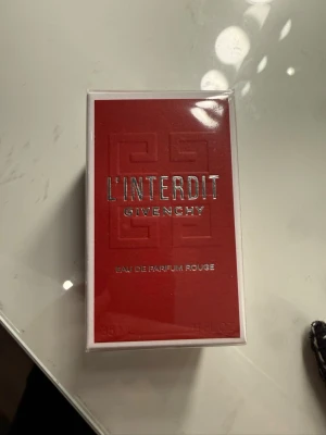 Givenchy L'Interdit Rouge 35ml - Säljer min helt oöppnade Givenchy L'interdit Rouge Eau de Parfym (35ml) då jag ångrat mig och hittat en annan jag hellre vill ha. Säljer för 800kr, ordinarie pris 1200kr.