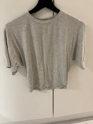 Grå croppad t-shirt från lager 157 - En enkel och stilren ljusgrå croppad t-shirt från 157.
