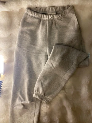 Ljusgrå mjukisbyxor  - Ett par supersköna och mysiga mjukisbyxor. Byxorna är ljusgråa och har två fickor framtill! Byxorna är perfekta till att ha hemma, är dock minimalt noppriga🩷