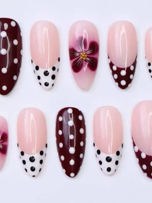 ✨Handgjorda lösnaglar✨ - Skriv gärna vid beställning, önskemål osv!💕svarar snabbt!☺️polka dots design med blomma i vit och röd färg.