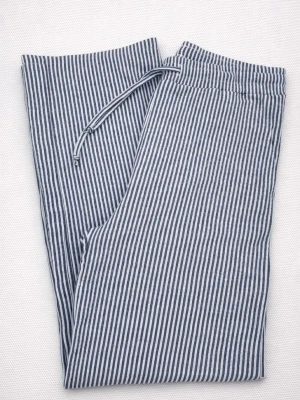 Randiga byxor | från Turkiet  - Snygga byxor  med blå och vita ränder och bekväm snörning i midjan. Perfekta för dig som gillar en chill och stilren look. Storlek XL men sitter på som M .