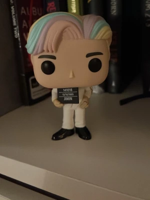 Funko pop Jimin - Säljer min funko pop av Jimin från BTS. Köpt för 3 år sedan men har inga stora tecken på användning😊