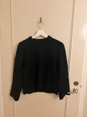 Svart stickad tröja från Gina Tricot - En svart stickad tröja från Gina Tricot i storlek S.