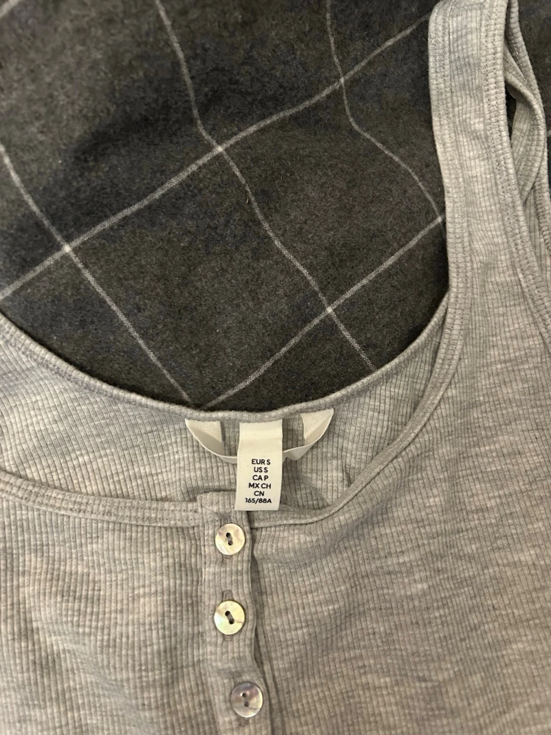 Grå ribbad linnetopp med knappar - 1