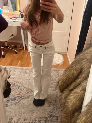 Lowwaist vita jeans  - Jätte snygga vita jeans i bra skick! Inga fläckar! Midjemåttet rak över 32cm och innerbenslängden är 69 cm! Så passar någon XXS/XS, jag är 158 cm för referens 💕