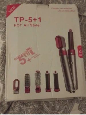 TP-5+1 Hot Air Styler 5-i-1🥹❤️ - Multifunktionell varm luft-styler med fem utbytbara tillbehör för hårstyling. Inkluderar borstar och locktillbehör i silver och rosa design. Perfekt för att skapa olika frisyrer med ett enda verktyg. Kommer i originalförpackning.❤️