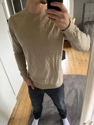 Stickad tröja Selected homme  - Använts typ 3 gånger så testar att sälja, passar M bra och riktigt skönt material. Nypris är 699. Tröjan är från Selected Homme, vid fler frågor hör av er! 