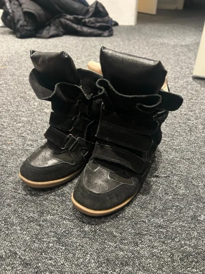Isabel marant skor  - Säljer ett par svarta Isabel marant skor i storlek 35, knappt använda💕 ungefär 5/6 cm klack. Skriv privat för fler bilder💕