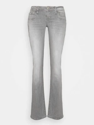 Gråa LTB jeans - Säljer mina gråa LTB Valerie jeans som har en Low Rise och Bootcut passform. De är i ett bra skick och används fåtal gånger men har dessvärre blivit trampade på i underkanten och är därför lite slitna där. Storlek 27/34. 