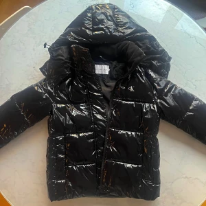 Svart pufferjacka från Calvin Klein - Jättesnygg vinterjacka från Calvin Klein som tyvärr är för liten för mig. Skriv gärna om du har frågor eller vill diskutera priset💗