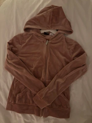 Rosa sammet Zip Hoodie - En fin rosa sammets hoodie i zip format från Gina tricot. Den är rätt standard men förövrigt bekväm!
