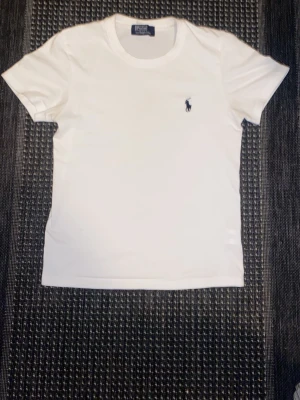  Ralph Lauren T-shirt - Säljer en klassisk vit t-shirt från Polo Ralph Lauren med korta ärmar och rund hals. Tröjan är nästan ny och helt fräsch. Fraktas samma dag 👍