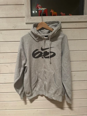 Grå Nike hoodie med zip - Grå Nike hoodie med zip