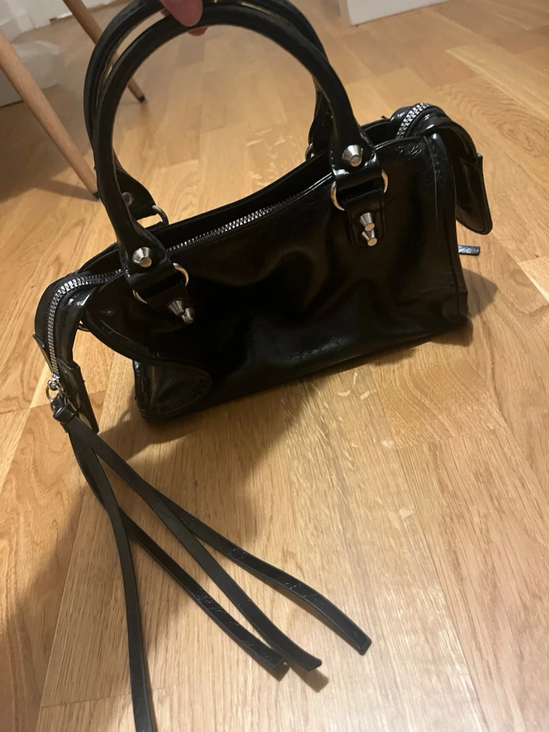 Svart handväska med nitar och dragkedja - 1