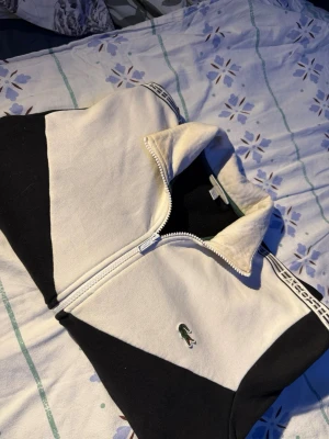 Lacoste zip krage - Storlek S med krage zip köpt på zalando för 1800 Har gulare fläck vid insida krage syns ej när man har på sig