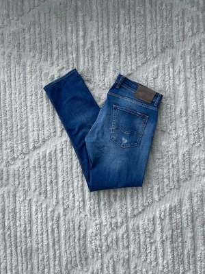 Replay Grover Jeans  - Blå Replay jeans som har modellen Grover | size: W33 L32 | skick: strålande, alla hål är ihoplappade 