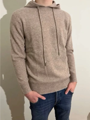 Hoodie Merinoull  - Exklusiv och stilren hoodie i 100 % merinoull ✨ Perfekt för vår- och sommarsäsongen. Storlek S, mycket sparsamt använd (max 3 gånger) och i utmärkt skick utan defekter. Kontakta mig gärna vid intresse eller frågor 😊