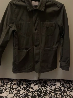 Olivgrön overshirt från ASOS - En najs overshirt från ASOS med olivgrön/grön färg. 14-15 i storlek. Yttligare frågor kan diskuteras via dm