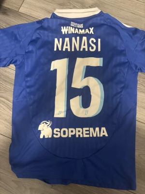 Nanasi tröja  -  fotbollströja från RC Strasbourg med namn och nummer på ryggen, samt Ligue 1-märke på armen.