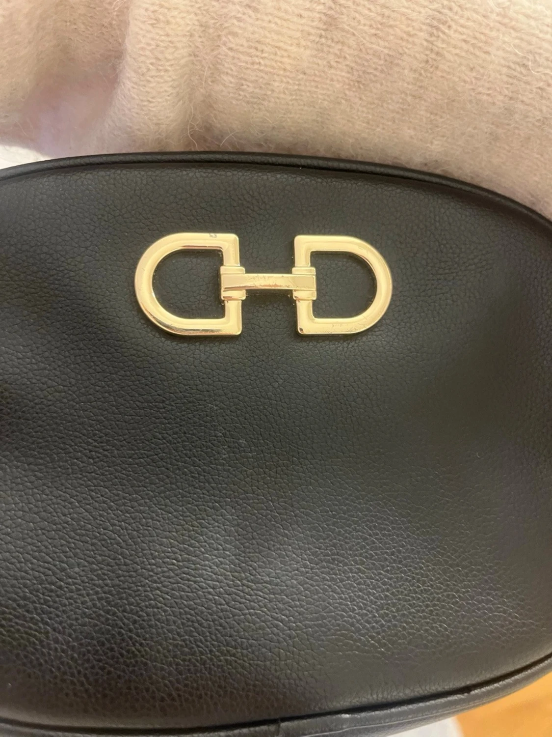 💕Svart axelväska med guldiga detaljer från H&M💕 - 3