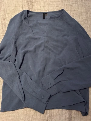 Blå blus  - Jätte fin blå blus som aldrig är använd, dock var knappen borta när jag köpte den men det är enkelt att bara sy på en knapp där. Den är ifrån vero Moda 